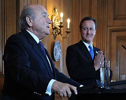 Sepp Blatter FIFA-elnök (balra) és 
David Cameron brit miniszterelnök