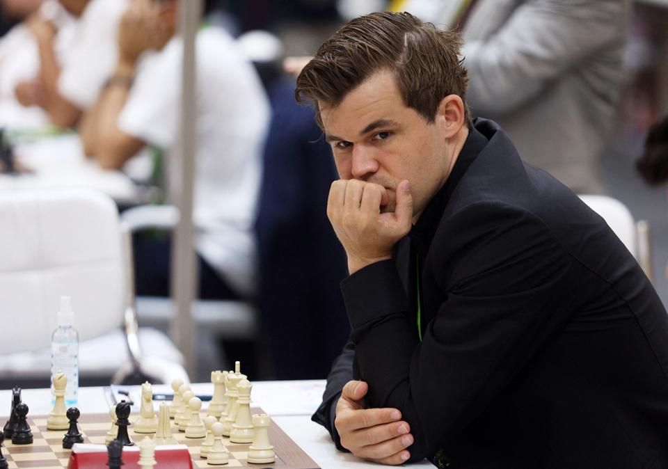 Magnus Carlsen sohasem adott fel mérkőzést, Niemann ellen állt fel először az asztaltól – nyilván nem véletlenül (Fotó: AFP)