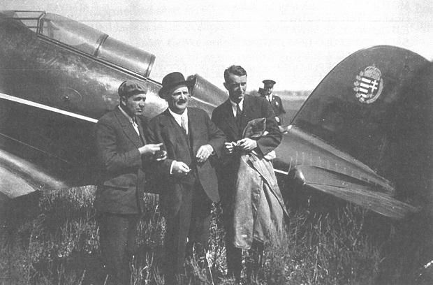 Endresz György, Szalay Emil és Magyar Sándor a michigani Flintben, Szalay lakóhelyén 1930-ban (Fotó: Ég és Föld között)