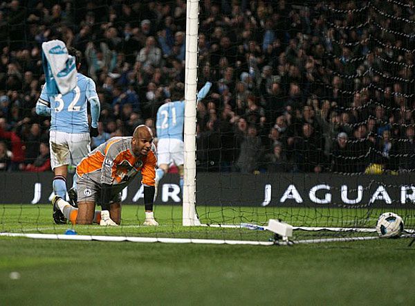 A Wigan kapusa, Ali al-Habszi tehetetlenül szemléli, ahogy David Silva (Manchester City) próbálkozása után
 a labda a kapujában köt ki (Manchester City–Wigan 1–0)  (Fotó: whoateallthepies.tv)