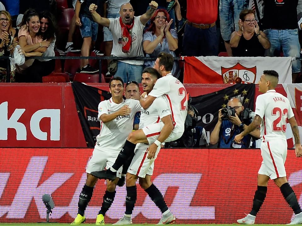 A szenzációsan játszó Sevilla háromszor ünnepelhetett (Fotó: AFP)