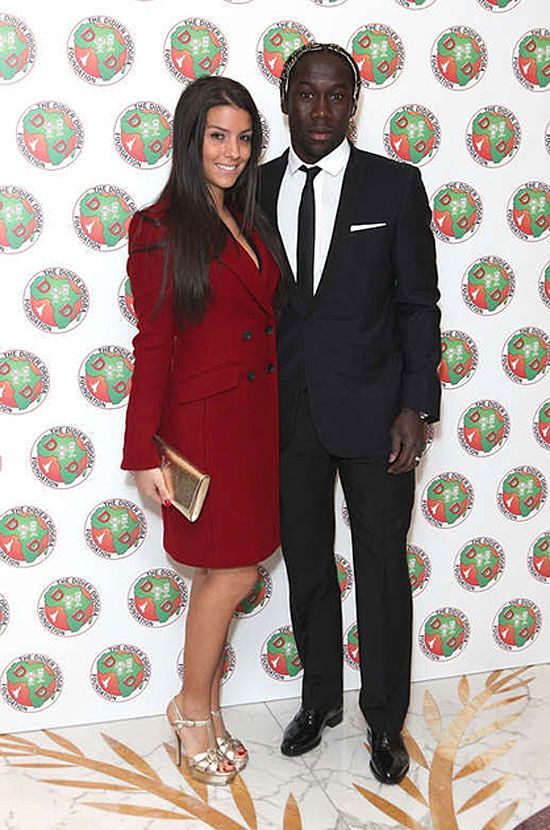 Bacary Sagna és bájos felesége (Fotó: The Sun)