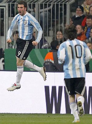 Higuaín a fellegekben járt gólja után (Fotó: Reuters)