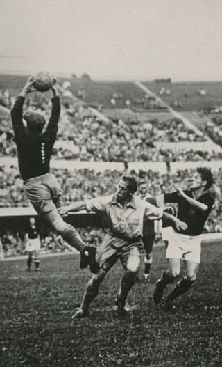 Kalle Svensson húzza le a labdát Czibor Zoltán elől 
az 1952-es olimpiai elődöntőben (Magyarország–Svédország 6:0)