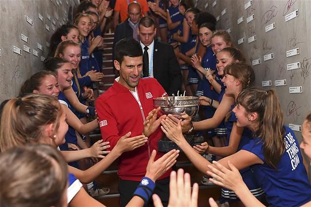 Djokovics és a kislányok (Fotó: Reuters)