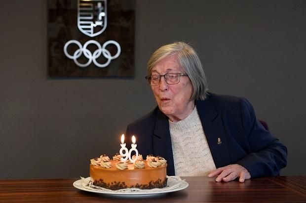Juhász Katalin novemberben töltötte be a 90. életévét – a MOB tortával köszöntötte