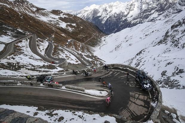 Meredek emelkedők és hólepte kanyarok a legendás Stelvio-hágón – ez a Giro d’Italia (Fotó: AFP)