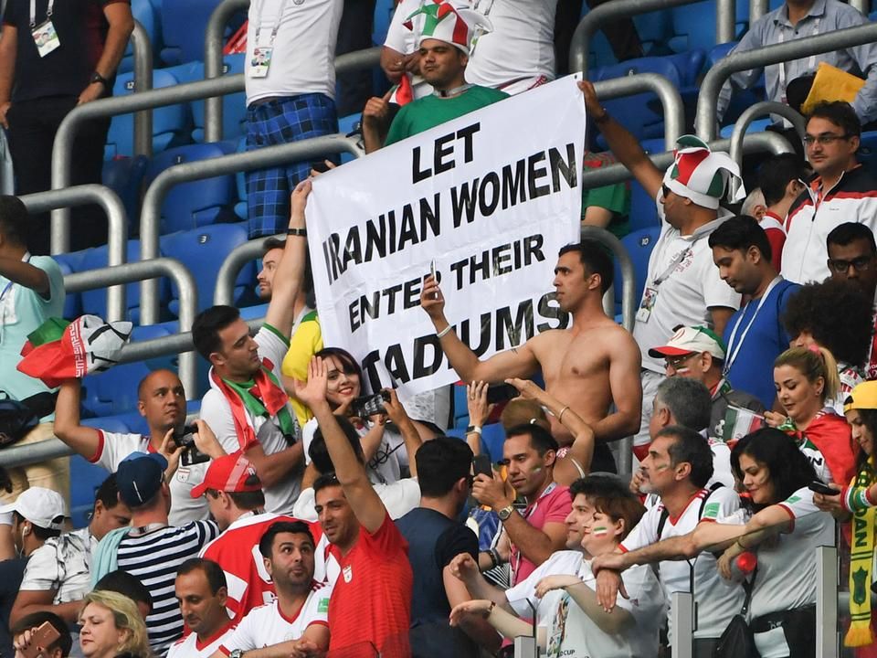 Tiltakozó transzparens a vb-n az iráni nőkkel szembeni diszkrimináció miatt (Fotó: AFP)

A világbajnokságon semmi akadálya nincs, hogy az iráni nők a lelátón buzdítsák csapatukat (Fotó: AFP)