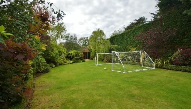 Természetesen a focikapuk elengedhetetlen elemei a kertnek (Fotó: Fine & Country)