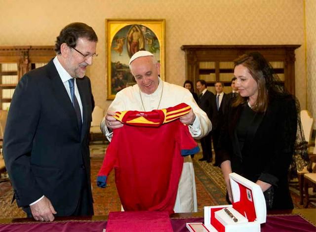 Mariano Rajoy ajándéka őszinte örömmel töltötte el Ferenc pápát (Fotók: Reuters)