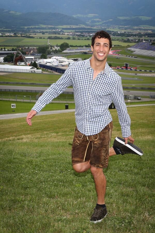 Ricciardo szombat reggel osztrák népviseletben érkezett meg a pályára