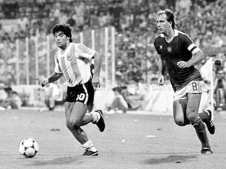 Nyilasi Tibor mellett az 1982-es mérkőzésen (Fotó: MTI)
