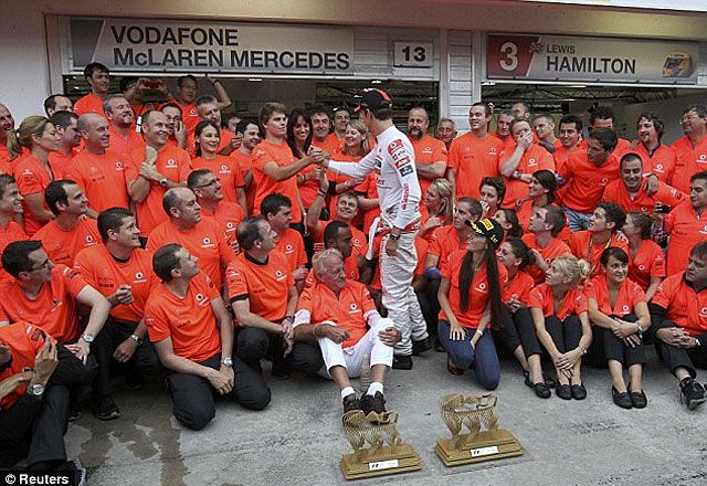 A jubiláló győztest ünneplik a McLaren-Mercedes csapatának munkatársai (Forrás: Daily Mail)