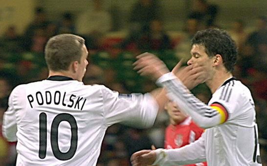 2009. április 1.: botrány a javából. Podolski egy Wales elleni meccs „hevében” lekent egyett a kapitánynak! 
(Forrás: kicker.de)