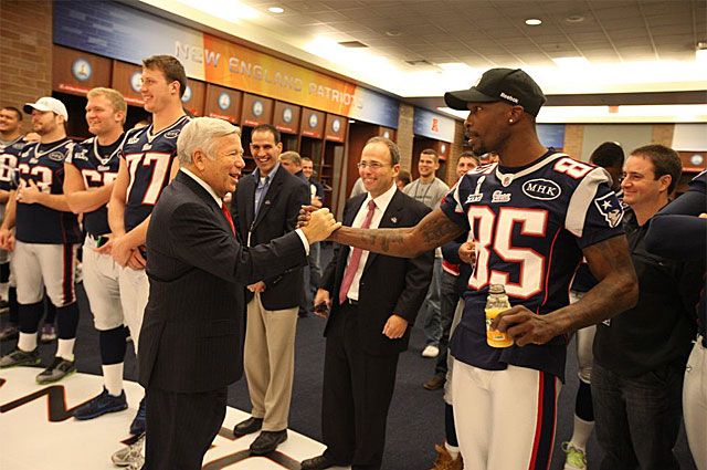 A Twitter-király, Chad Ochocinco és Kraft tulaj (Fotó: facebook.com/newenglandpatriots)