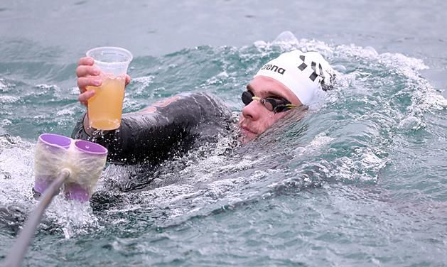 Vannak érdekes részei a nyílt vízi úszásnak: bot végéről elemelni a frissítőt, német popslágert énekelni az edzőknek… – Rasovszky Kristóf élvezi is, csak a víz ne legyen meleg (Fotók: MÚSZ)