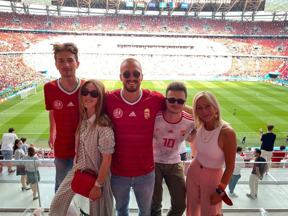 A Rossi család – Marco Rossi felesége, Mariella (jobbra), a lánya, Gaia és a fia, Simone (középen) – szurkol a magyaroknak