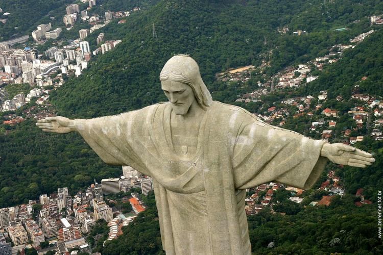 A Megváltó Krisztus-szobor a Corcovado-hegyen (forrás: grayline.com)