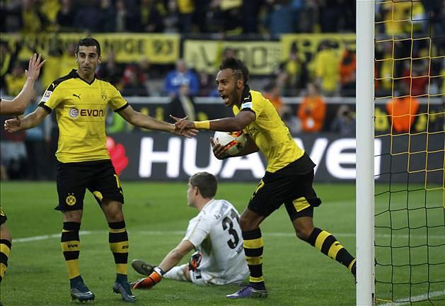 Pierre-Emerick Aubameyang (labdával) félelmetes formában van (Fotó: Reuters)