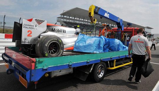 Lewis Hamilton a hírhedt Degner-kanyarban törte össze McLaren-Mercedesét (fotó: Action Images)