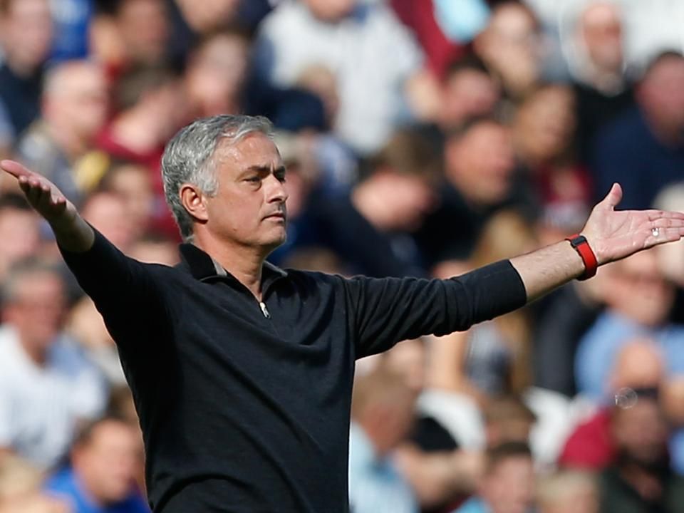 Mourinho nem volt elégedett a csapatával, de elsősorban a játékvezetőt hibáztatta (Fotó: AFP)