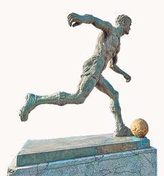 A helyi szóbeszéd szerint Pecsovszky Józsefről, az aradi labdarúgás legfényesebb csillagáról mintázták a stadionnal szemben álló futballistaszobrot (Fotó: Török Attila)