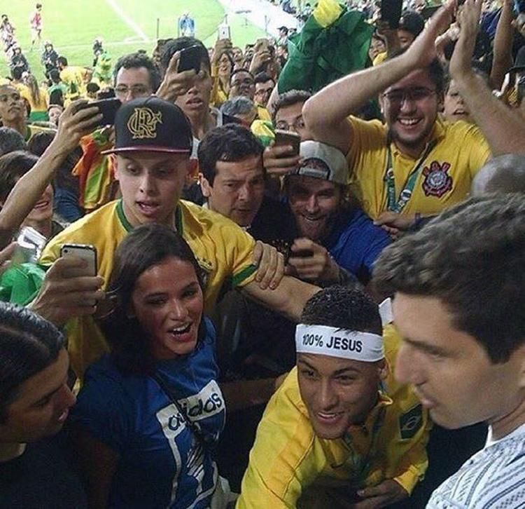 Neymar jobb oldalán kék pólóban Bruna Marquezine (Fotó: Twitter)