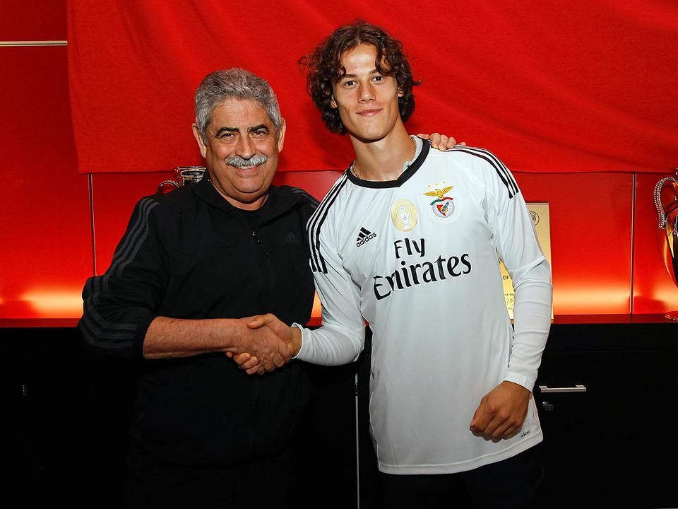 Luís Filipe Vieira elnök és az új szerzemény, Mile Svilar (Fotó: Benfica)