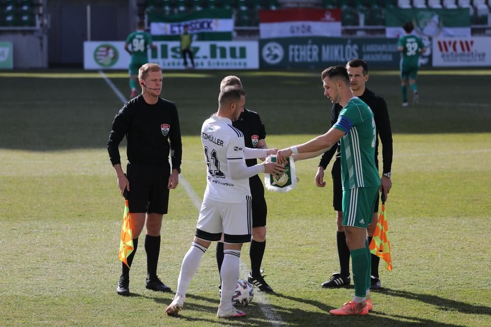 A kezdőkörben a két csapatkapitány, fehérben Spitzmüller István, a DEAC, zöldben Priskin Tamás, az ETO színeiben (Fotó: Nagy Gábor / Kisalföld)