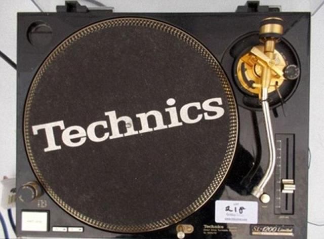 DJ-felszerelés (Forrás: telegraph.co.uk)