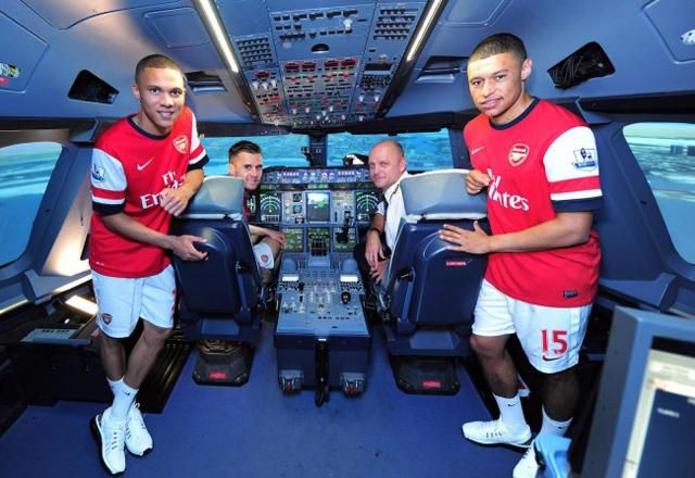 Gibbs, Jenkinson, Coles instruktor és Oxlade Chamberlain a szimulátorban (Fotók: Arsenal / Getty)