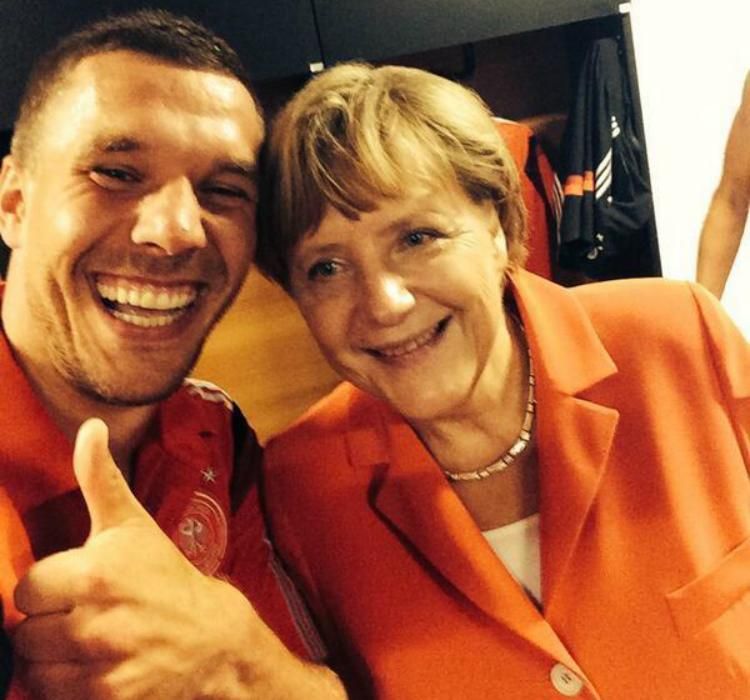 Podolski és Merkel (Forrás: Twitter)