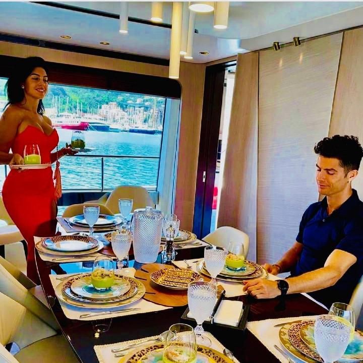 A Ronaldo család egy étkezés előtt (Fotó: Giorgio Barone/Instagram)