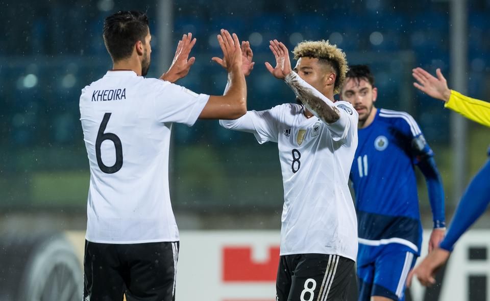 San Marino ellen mesterhármassal debütált a német válogatottban – Sami Khedira gratulál az egyik gólhoz (Fotó: AFP)