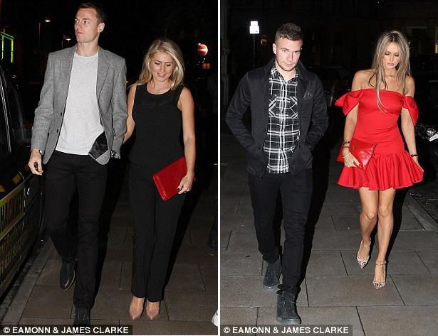 Johnny Evans feleségével, Helennel (balra), valamint Tom Cleverley a barátnőjével, Georgina Dorsettel (forrás: Daily Mail)