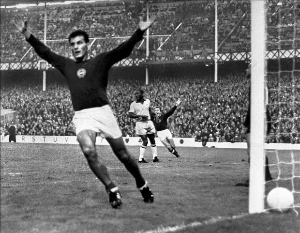 Generációknak örök emlék: a magyar–brazil (3:1) 1966-ból, Farkas János góljával (Fotó: AFP)