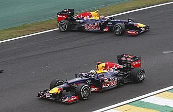 Vettel a rajt után, Webber a verseny közben pörgött meg