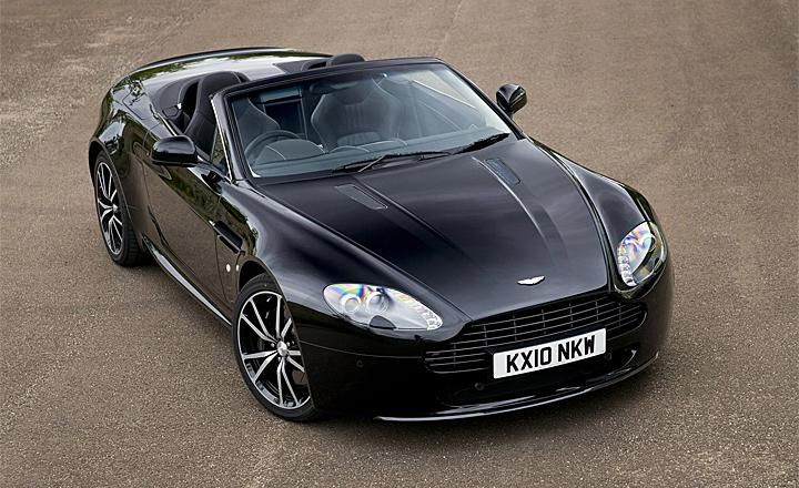 Sötétben nem jól látszik, de valami ilyesmi lehet az az Aston Martin (Forrás: autogaleria.hu)