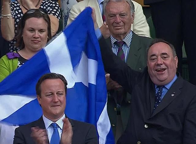 A skót kormányfő egy skót zászlóval tette ünnepibbé a hangulatot (Forrás: thesun.co.uk)