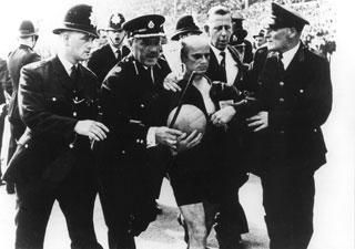 A nyugatnémet Rudolf Kreitlein játékvezetőt rendőrök menekítették be az öltözőbe