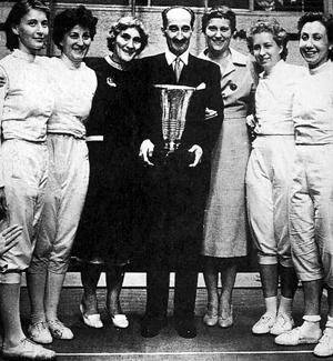 A női tőrcsapat is első lett 1959-ben (balról jobbra: 
Dömölky Lídia, Juhász Katalin, Székelyné Marvalics 
Györgyi, Bay Béla szakágvezető, Morvay Zsuzsa, 
Rejtő Ildikó, Kovácsné Nyári Magda)