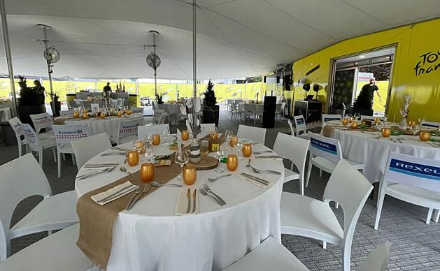 Az exkluzív vendégeknek kialakított köztes VIP-zóna, a relais étape étkezőhelyisége – lehet asztalt foglalni már potom 3000 euróért (Fotók: Rózsa Dóra engedélyével)