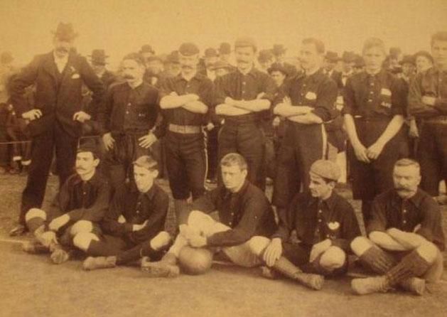 Az Albion FC 1898-ban (a labdával William Leslie Poole)