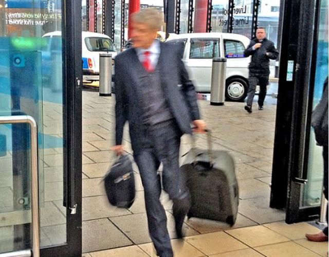 Wenger sietett... (Fotó: dailymail.co.uk)