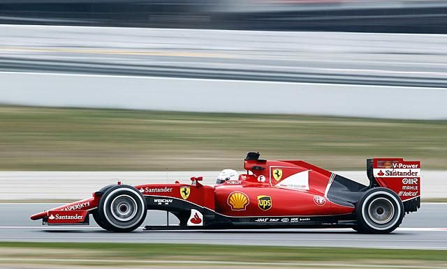 Vettel a 100. köre felé halad a Ferrarival