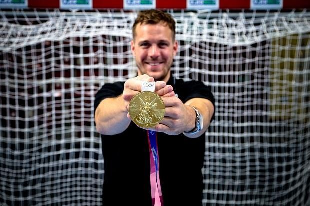 Büszkeségét, a Tokióban nyert olimpiai aranyérmet boldogan mutatja a kamerának (Fotó: Telekom Veszprém/ Wolf Attila)