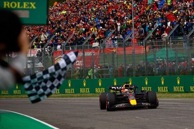 A Red Bull 2001-ben létrejött juniorprogramja két világbajnokot adott: Sebastian Vettel mellett a jelen legjobbját, Max Verstappent (Fotó: AFP)