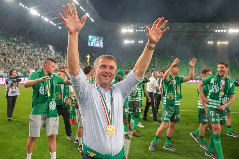 Szerhij Rebrovot ritkán láthatjuk nevetni – a Ferencváros 31. bajnoki címét együtt ünnepelte játékosaival a Groupama Arénában (Fotó: Török Attila)