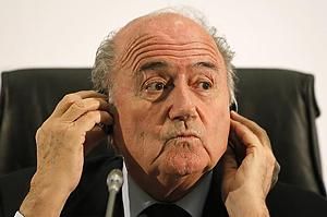Sepp Blatter FIFA-elnök mérlegel