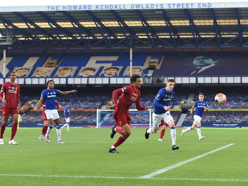 Robertson hiánya miatt Alexander-Arnoldra (középen, vörösben) fokozott figyelmet fordíthattak az Everton játékosai (Fotó: AFP)